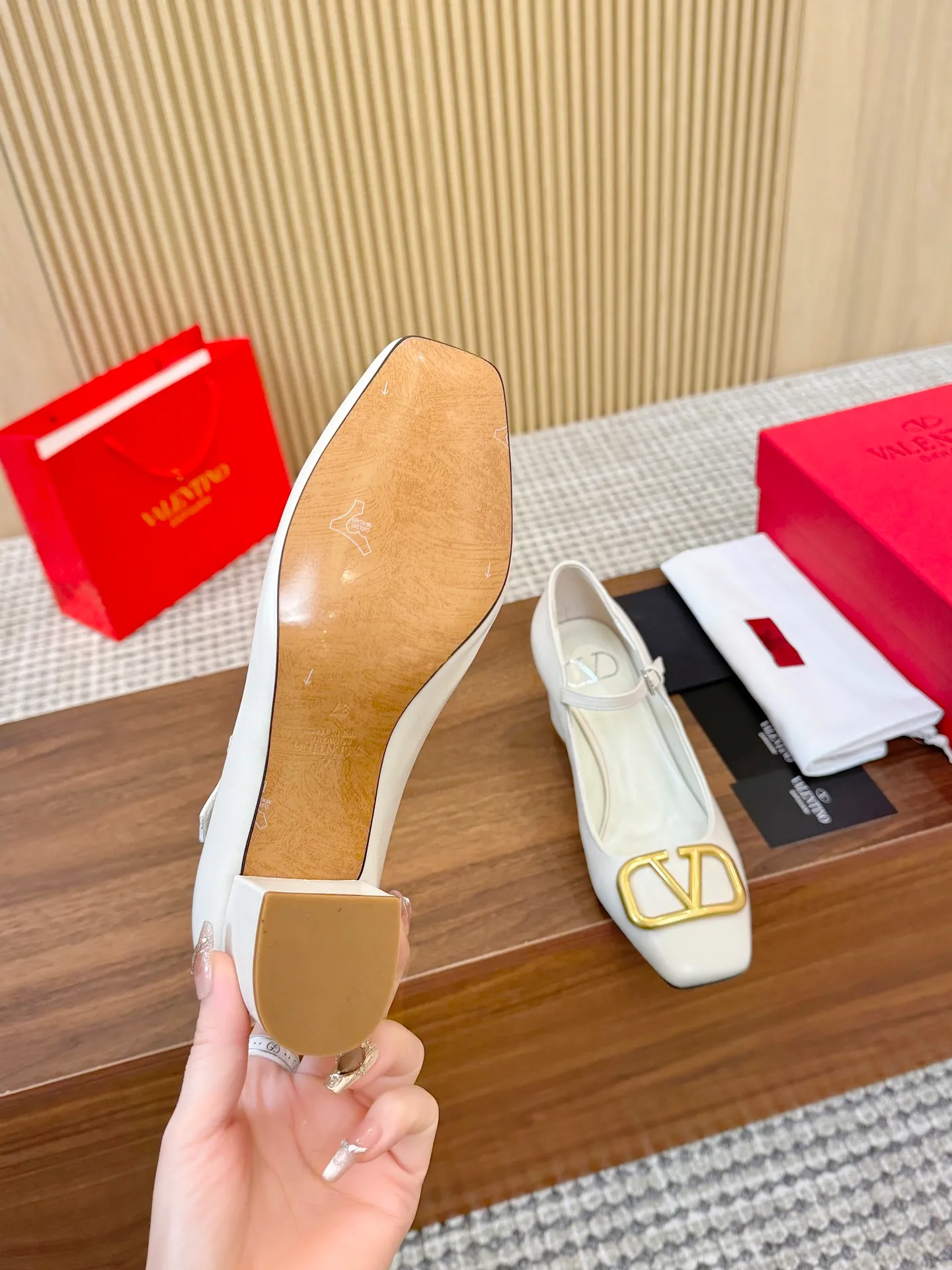 👟👟Ex-factory price 460👟👟 Genuine leather sole + 40 Valentino. Large v-buckle sandals ㊙️Latest series of counters Authentic grade version with perfect details. Authentic products are made one to one. All details are consistent with genuine ones. The upper foot is very pedicure type. The key point is that it is very good and easy to control. It does not grind the feet and does not tire the feet. Walking artifact, exclusive mold opening. The highest version on the market. Fabric: imported mixed sheepskin, lining and foot pads are all sheepskin. Code number (34 to 42) Customized sizes 34 and 42 are non-refundable and non-exchangeable. Heel height: 7.5CM, rubber sole, leather sole +40